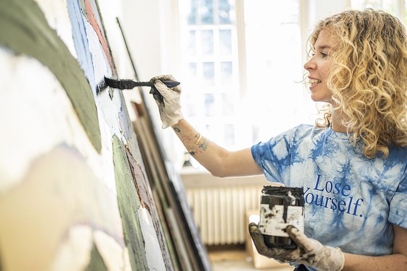 Česká malířka Lucie Jindrák Skřivánková maluje pastovitými omítkami Weber